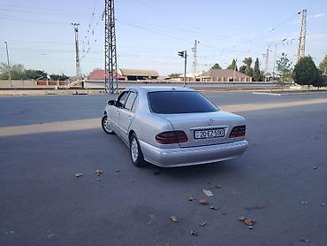 w210 oturacaq: Mercedes-Benz E-Class sedan (W210), gümüş rəng. - Kuzov: 4 qapılı — 6