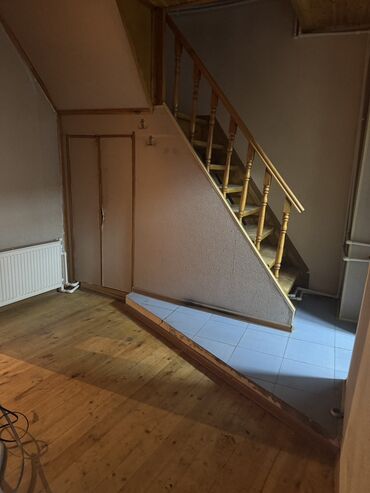 Uzunmüddətli kirayə mənzillər: : 2 mərtəbəli mənzil/ev Təsvir: - İki mərtəbəli planlama, taxta — 1