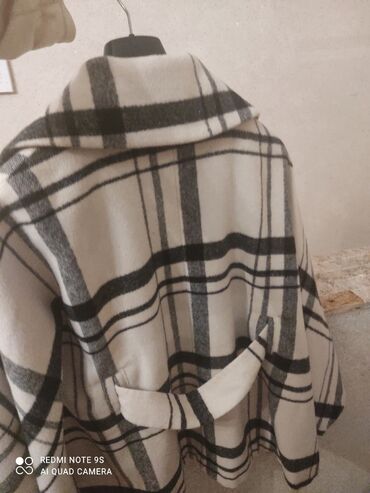 Yungul manto palto,kisa model,Bebe firmasidi.Az geynilib,razmer 42-48