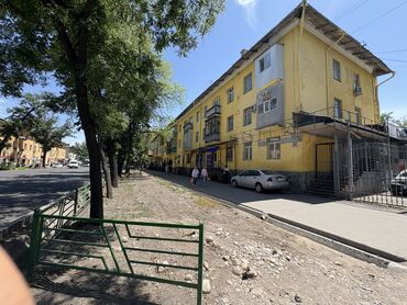 возле трассы: Сдаю Магазин, В жилом доме, 62 м² Действующий, Без оборудования, 1 линия