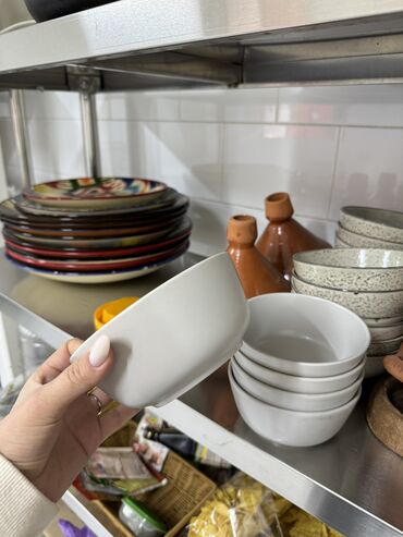 Кухонные принадлежности: Тарелки глубокие 6 шт в наличии Новые, не пользовались По 150 сом за