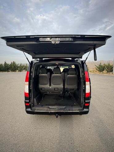 Mercedes-Benz: Qara rəngli, geniş salonlu Mercedes-Benz Vito miniveni. Arxa