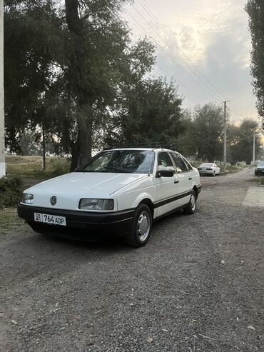 шыны бу: Volkswagen Passat: 1989 г., 1.8 л, Механика, Бензин, Седан