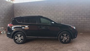 вайпер актив: Toyota RAV4, черный кроссовер. Комплектация по шильдикам: LE, полный