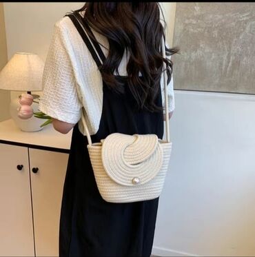 Классические сумки: Продаю сумки: 1. Коричневая. Размер 32х25. В комплекте длинный — 9