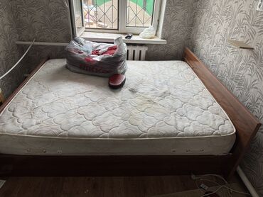 Двуспальные кровати: Продаю кровать с матрасом