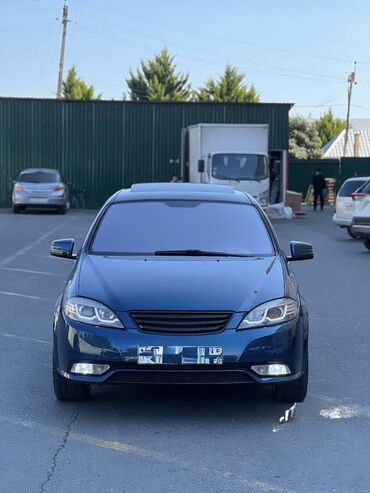 Digər avtomobillər: Göy rəngli, dördqapılı, lyuklu sedan tipli avtomobil. Ön hissədə qara — 10