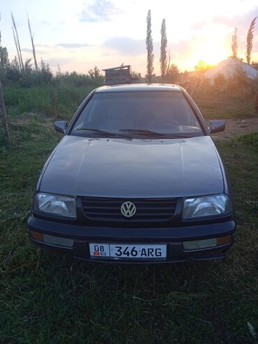 срочно срочно продаю машина: Седан Volkswagen Jetta III серого цвета, выпущенный в период с 1992 по