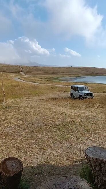 бампер на мерседес w210: Ağ rəngdə UAZ Hunter modeli yolsuzluq avtomobili. Avtomobilin ön