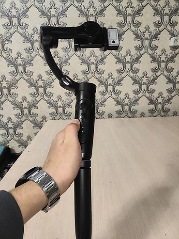 Другие аксессуары для фото/видео: Трёхосевой стабилизатор для смартфона с собственной экшн‑камерой в — 1