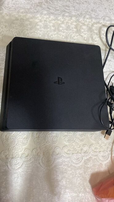 ps4 qiymeti kontakt home: Qara rəngli, kompakt dizaynlı PlayStation 4 oyun konsolu. Evdə əyləncə