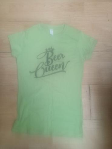 pull and bear dukserice: Zelena ženska majica kratkih rukava sa printom “Beer Queen” na — 3