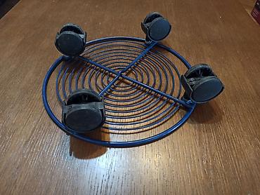 garden crvenka: Pokretno postolje za saksiju. Ima 4 točkića. Prečnik oko 25cm, mada — 4