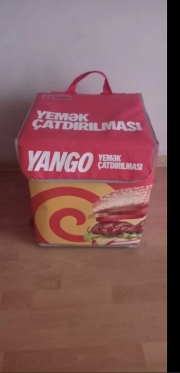 Yango yemək çatdırılması üçün nəzərdə tutulmuş, qırmızı və sarı