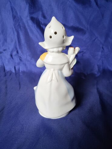 Ostali kućni dekor: Figura nova,vintaz,holandjanka sa lalama porcelanska. Nova — 10