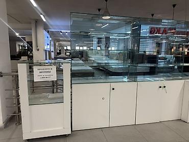 Торговое оборудование: Стеклянные торговые витрины и прилавки для магазина Состав: - Линейка — 5
