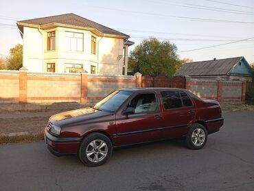 Volkswagen: Volkswagen Vento: 1993 г., 1.8 л, Механика, Бензин, Седан