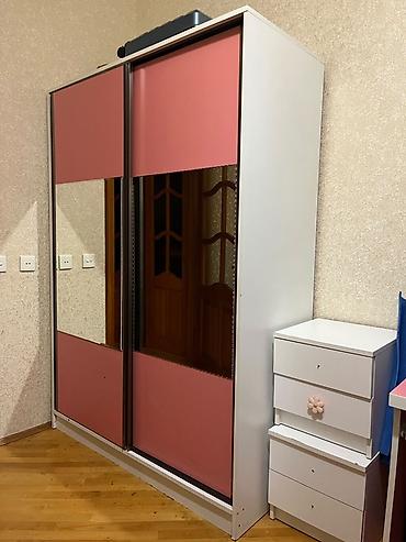 Güzgülü sürgülü qapılı şkaf Şəkildə yan tərəfdə görünən kiçik lalafo.az -da Güzgülü sürgülü qapılı şkaf Şəkildə yan tərəfdə görünən kiçik