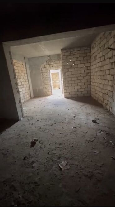 Yarımçıq tikili daş divarları və beton döşəməsi olan otaqları əks