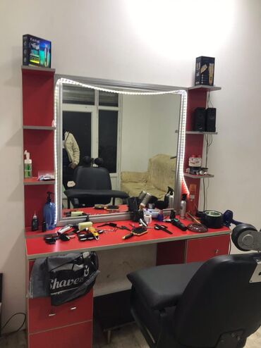 Salon masaları: İşlənmiş, Saş kəsimi üçün masa, Güzgülü