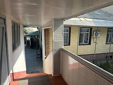 Продажа коттеджей и домов: Продается частный дом с ухоженным двором и светлой верандой-зимним — 3