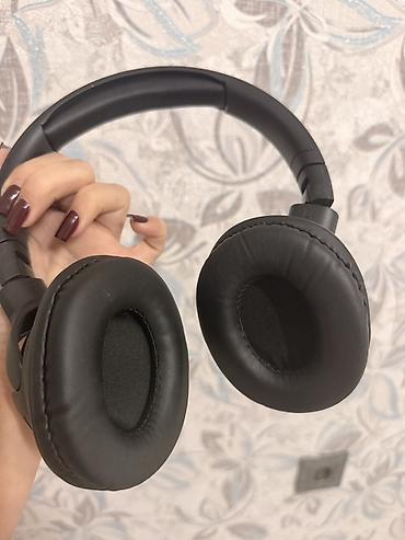 Qulaqcıqlar: JBL simsiz qulaqcıq – over‑ear dizayn, qara rəng. Xüsusiyyətlər: - — 1