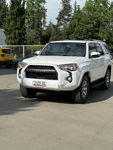 срочно срочно продаю машина: Белый внедорожник Toyota 4Runner с пятью дверями и рейлингами на