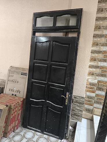 karta: Qara rəngli giriş/qapı dəsti təmiz taxta qapı,ramkasida var,kilidə — 2
