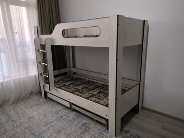 продам двухъярусную кровать: Балдар үчүн эки ярустуу, Колдонулган, Табигый жыгач, түсү - Саргыч боз