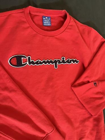ar max: Champion dukserica – crvena, klasični kroj, okrugli izrez. - Model — 2