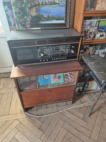 Qulaqcıqlar: Retro "Riga-103" radio qəbuledicisi, qara və gümüş rəngli korpusu ilə