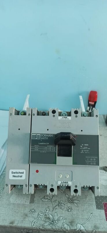 автомат стреляющий орбизами: Dorman Smith Loadline CH markalı, 400A-lik elektrik açarı. Xətt və yük