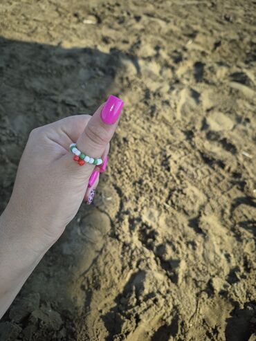 Üzüklər: Muncuqlu üzükler bürclerle cütü 1 manat,sadesi 0,50 qepik.her rengi — 15