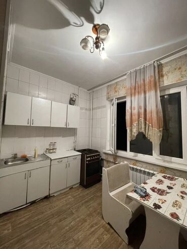 срочно продаётся 1 комнатная квартира в районе ошского рынка по улице кенсуйская: 1 комната, 35 м², 105 серия, 7 этаж, Старый ремонт