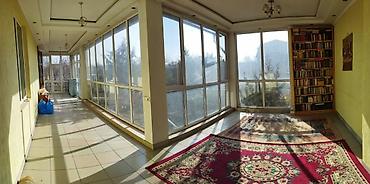 Продажа коттеджей и домов: Продам в центре двухэтажный кирпичный дом,+ цокольный этаж. Удобен — 27