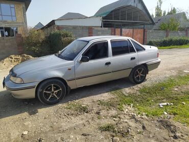 шкода практик: Седан серебристого цвета, 4 двери. Кузов классической формы