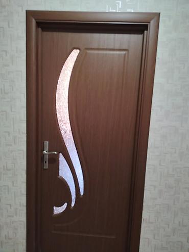 Qapılar və aksessuarlar: İç qapı – dekorativ şüşəli, taxta teksturalı, qəhvəyi rəng - Material — 3