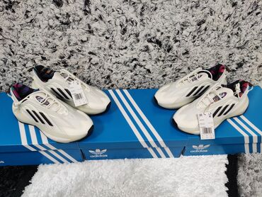 adidas zamşa qadın krossovkaları: Adidas, Ölçü: 37, rəng - Ağ, Yeni