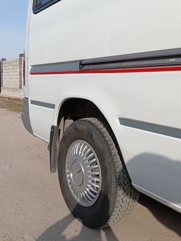 Легкий грузовой транспорт: Легкий грузовик, Mercedes-Benz — 9