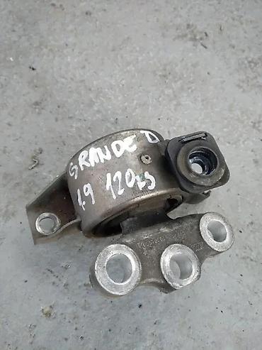 felne 17: Fiat Grande Punto nosac motora 1.9 jtd desni. Fiat Grande Punto nosac — 2