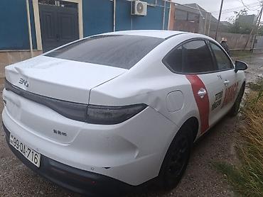 kreditle byd: BYD Qin Plus (sedan) – Yango brendli taksi üçün bükülü vinil reklam — 3