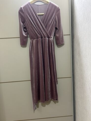 Hicab: Mauve/bənövşəyi tonlarında məxməri qadın paltarı. - Material: Yumşaq