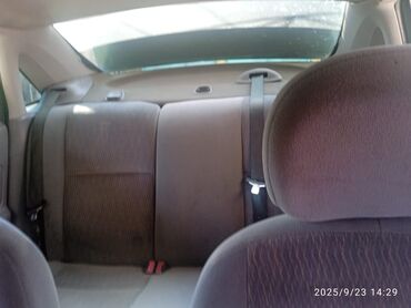 Ford: Ford Focus sedan (mk1) – yaşıl rəngli, 4 qapılı. Texniki və daxili — 10