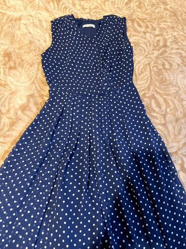 Donlar: Zərif qadın paltarı – tünd mavi rəngdə, ağ xırda xallı (polka-dot)