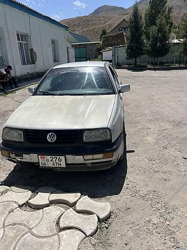 385 55: Volkswagen Vento: 1993 г., Механика, Седан — 4
