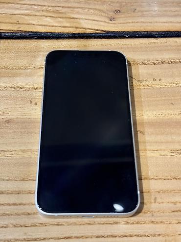 30000: IPhone 13, Б/у, 128 ГБ, White Titanium, Чехол, 80 % — 2