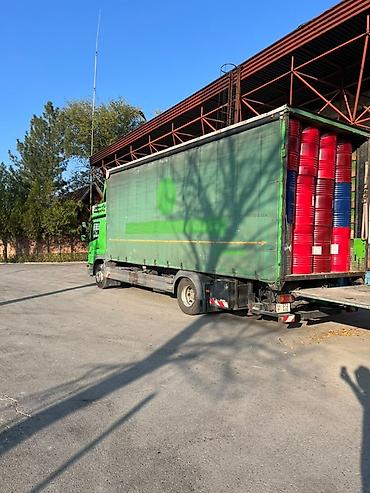 Грузовой автомобиль Mercedes-Benz Atego тентованный с гидробортом -