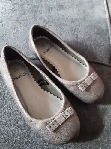 обувь женские бу: Продаю детскую обувь. Серенькая 27 размер, красная 26 размер. Б/у