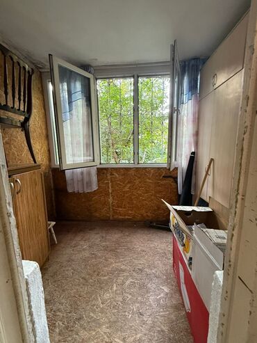 срочно продаётся 1 комнатная квартира в районе ошского рынка: 2 комнаты, Агентство недвижимости, Без подселения, Без мебели