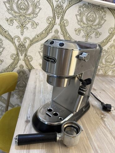 İçkilər üçün digər texnika: Qəhvə maşını Delonghi, Yarımavtomat